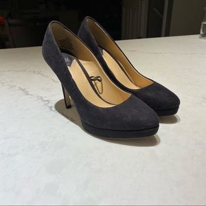 Black pumps
